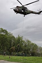 Préparation de l'évacuation par un hélicoptère Puma du GIH