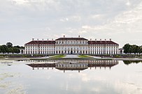 Palacio Nuevo y reflejo.