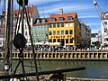 Folkeliv utanfor Nyhavn 15 og hjørnebygningen nr.17 Foto: Alkarex