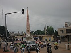 Centar Parakoua s obeliskom
