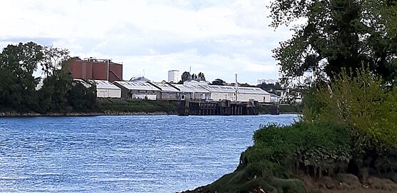 Appontements, hangars et cuves de stockage de l'Usine Brûlée au quai Émile Cormerais à Saint-Herblain, vus de Port Lavigne