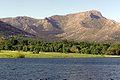 Sommar ved Bola del Mundo og La Maliciosa sett frå Embalse de Navacerrada (Navacerradareservoaret)