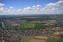 Luftaufnahme von Mainhausen Mainflingen (links), Zellhausen (Bildmitte), Klein-Welzheim (rechts) und Dettingen auf der bayerischen Mainseite im Vordergrund.