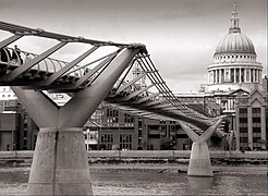 Le pont piéton avec la cathédrale Saint-Paul en arrière-plan.