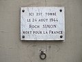 Plaque au no 10 rendant hommage à Roch Simon, mort pour la France le 24 août 1944.