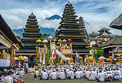 Upacara puja di Pura Besakih di Bali, Indonesia.