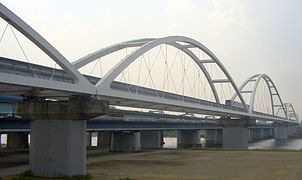 El Torikai ohasi (gran puente Torikai, o 鳥飼大橋) cruza el río Yodo, Osaka, Japón