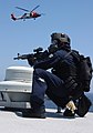 美國海岸防衛隊海上保安應變隊幹員手持CQBR
