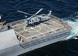 Helicòpter MH-60 Sea Hawk a la coberta de vol de l'USS Freedom.