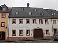 Ehemaliger Gasthof Zum Bär in geschlossener Bebauung, heute katholisches Pfarrzentrum