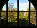 Vue sur le parc à travers une fenêtre de l'Université de Genève