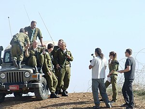 Журналісти беруть інтерв'ю в ізраїльських офіцерів запасу (2008)