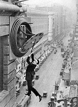 הרולד לויד נתלה על מחוג שעון, במרומי מגדל מעל רחוב סואן, בסרטו משנת 1923 "Safety Last‎!", מהתמונות הידועות ביותר מעידן הראינוע.