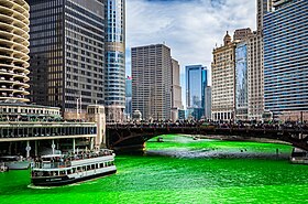 À Chicago, le jour de la fête de la Saint-Patrick, la rivière Chicago est teinte en vert depuis 1962[1].