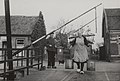 Boerenvrouw met een juk, Leimuiden (1953)