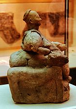 Zittende vrouw van Çatalhöyük, zijaanzicht