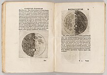 Les deux gravures montrent que la séparation entre la face illuminée et la face obscure de la Lune (le terminateur) n’est pas linéaire. Il n'y a pas encore de représentation du phénomène de libration.