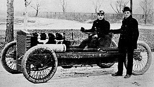 Henry Ford, à droite de Barney Oldfield, en 1902.