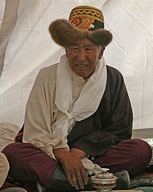 Honorite gasto kun katago (ceremonia blank koltuko) kaj teo dum la Jartunga Festivalo de Mustang, Nepalo, la 18an de aŭgusto 2008.