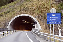 Foto einer Straße, die in einen Tunnel hineinführt. Ein blaues Verkehrsschild zeigt die Länge des Hundorptunnels mit 4,3 Kilometern an.