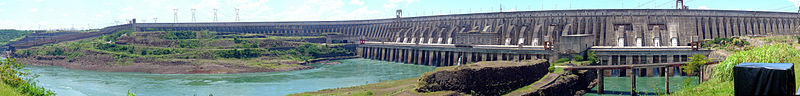 Panoramski pogled na hidroelektranu Itaipu, sa preljevom brane na lijevoj strani