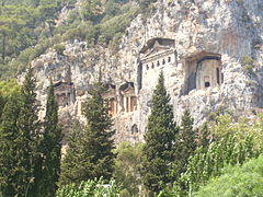 Dalyan’daki kayalara oyulmuş kral mezarları.