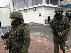Російські «ввічливі чоловічки» захоплюють аеропорт Сімферополя