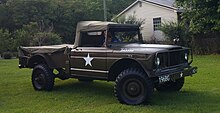 Le M 715 a deux places à l'avant et une benne à l'arrière. Cet exemplaire a une peinture marron, une étoile blanche sur la porte et l'inscription U.S. Army 3A5356 sur le capot et 196BG et HQ-4 sur le pare-choc avant.