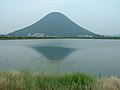 溜池越しに見た飯野山