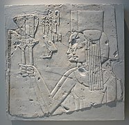 Zwei Prinzessinnen mit Sistren, Fragment eines Grabreliefs aus Theben, um 1365 v. Chr. (Ägyptisches Museum Berlin)