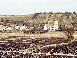 A falu látképe a háttérben az evangélikus templommal