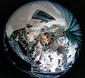 James McDivitt (v popredí) a Russell Schweickart (v pozadí) v simulátore lunárneho modulu