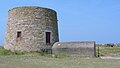 Lewis Tower (iz leta 1835) z nemškim bunkerjem iz II. svetovne vojne (1940-1945). Dodatna utrditev izgrajena med okupacijo v St Ouen's Bay, Jersey