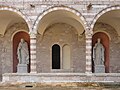 Assisi, Sacro Convento, chiostro di Sisto IV (lato est), statue di Pio VII e Pio IX di Francesco Gianfredi (1855).