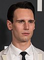 Cory Michael Smith spielt Roger Chaffee