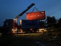 Déchargement d'un conteneur maritime 20 pieds d'occasion par bras de grue.