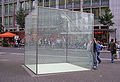 Gedenkskulptur Glaskubus vor P 2
