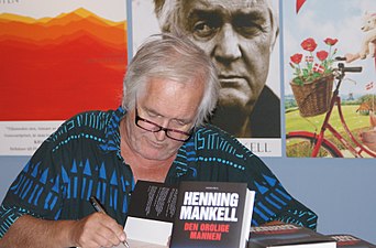 Henning Mankell signerar böcker 2009.