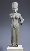 Divinité féminine. Style de Prasat Andet. Fin VIIe-VIIIe. Grès. H. 134 cm. Met[130]