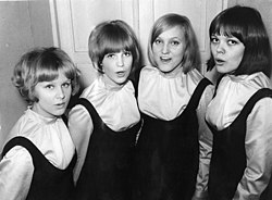 Pirkan neidot -kansanlauluyhtye vuonna 1965. Vasemmalta Maija Vikman, Pirjo Nallikari, Irma Tapio ja Pirkko-Liisa Lampela.