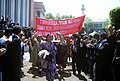 Az Ozod-téren demonstráló tádzsik asszonyok