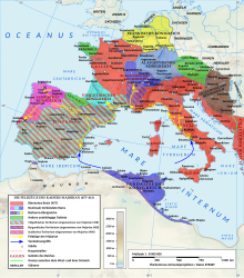 Die Karte stellt Westeuropa und Nordafrika als Flickenteppich dar, in dem die ehemals zum Römischen Reich gehörenden Provinzen durch Herrschaftsgebiete fränkischer, alamannischer, burgundischer, vandalischer und gotischer Könige besetzt sind, während Westrom nur noch Italien, die Mittelmeerinseln, Dalmatien und Teile Galliens hält