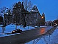 Rue Frontenac et hôtel de ville de nuit