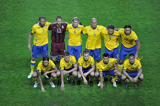 Larsson och landslaget inför en match mot San Marino, 7 september 2010. Larsson sittande i mitten på nedre raden i tröja nummer 7.