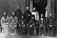 Svatý Jan (uprostřed) a pravoslavné duchovenstvo v Šanghaji (1949)