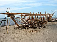 Scafo di una barca a vela da pesca in costruzione a Haiti. Vista dal dritto di poppa.