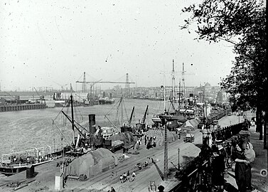 Activité portuaire au quai de la Fosse et pont transbordeur en 1912