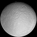 Imagen de Rea y sus cráteres obtenida por la sonda Cassini .