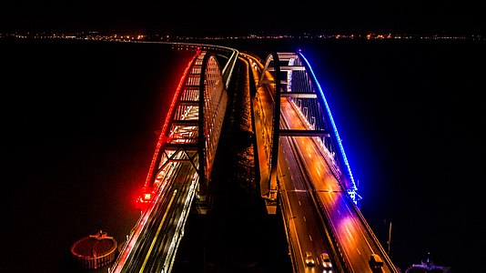 Ночная подсветка арок Крымского моста