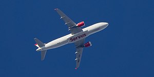 Airbus A320-214 der Austrian Airlines mit dem Kennzeichen OE-LBN und der Aufschrift „Servus“ beim Flug von Berlin-Tegel (TXL) nach Wien am 21. Oktober 2018 über Berlin-Lichterfelde.